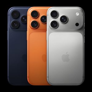 گوشی اپل iPhone 17 Pro در رنگ‌های Deep Blue و Silver - تصویر رسمی اپل
